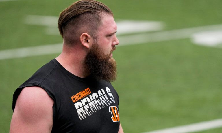 Jonah Williams works out on the field with Bengals