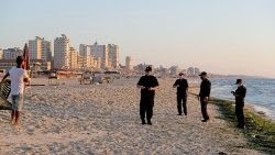 Controlli della polizia sulla spiaggia di Gaza in lockdown per i primi casi di coronavirus 