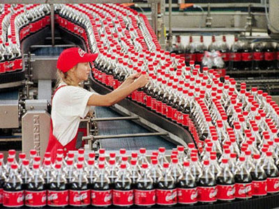 Una trabajadora durante su jornada en una embotelladora de Coca-Cola.