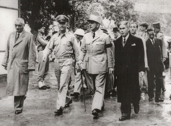 John F. Kennedy (phía sau bên phải) trong chuyến đi thăm Việt Nam năm 1951