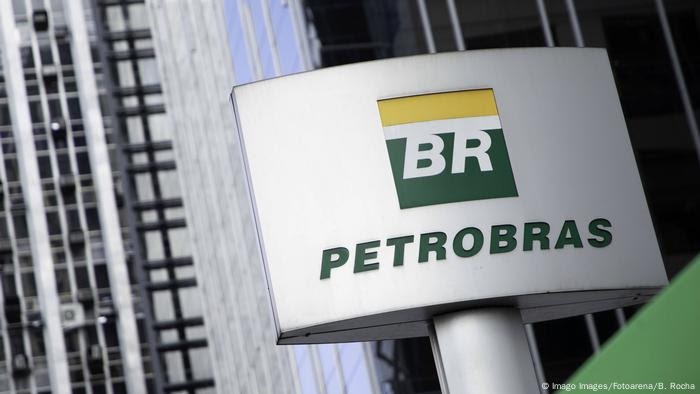 Placa da empresa estatal petrolífera Petrobras, diante da sede em São Paulo