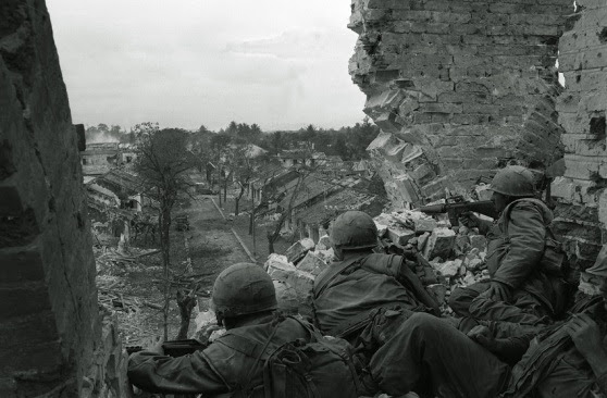 U.S. Marines hold a tower position overlooking a street in the stone fortress of Hue, Vietnam's ancient imperial capital, in February, 1968, during the Tet Offensive. (AP Photo) US-Marines halten ihre Position auf einem Turm in Hue (Vietnam). Erst am 24. Februar 1968 wurde die alte vietnamesische Kaiserstadt von den GIs zurückerobert.