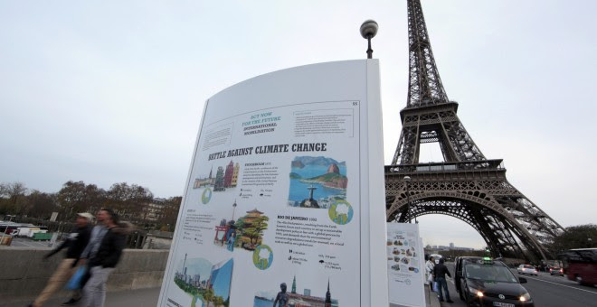 Un panel de información sobre el cambio climático en un puente cerca de la Torre Eiffel en París, donde se celebrará la Cumbre del Clima de 2015 (COP21), Francia. REUTERS / Eric Gaillard