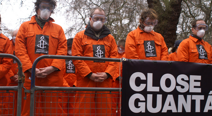 manifestantes reclaman que se cierre la cárcel de Guantánamo Específicamente en el tema de Guantánamo, AI continúa planteando la necesidad de juicios fuera de la órbita militar estadounidense.