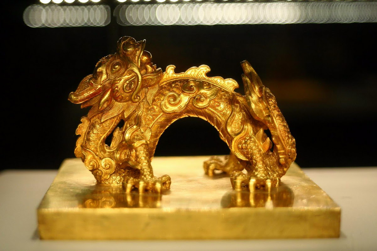 Chùm ảnh: Lóa mắt trước bộ sưu tập rồng bằng vàng khối nhà Nguyễn