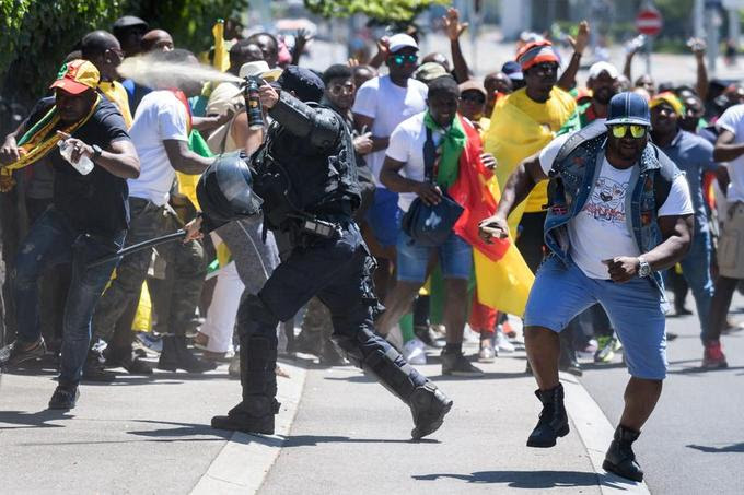 Lorsque la foule s'est dirigée vers l'hôtel, la police, présente en force autour de l'établissement, l'a repoussée à coups de gaz lacrymogène.