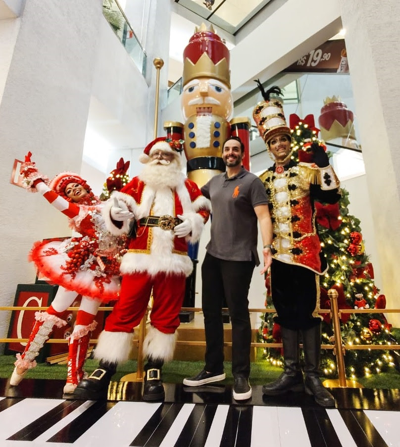 Natal Quebra-Nozes Shopping Cidade_Bruno Saliba, gerente de marketing, em meio aos personagens_Créditos divulgação