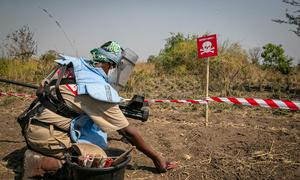 Un trabajador de UNMAS detecta una mina antitanque, en el estado de Equatoria Central, Sudán del Sur.