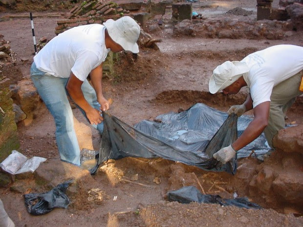 Historiadores acredita, que restos mortais são de militares, foram encontradas botões de fardas e cruzes de malta (Foto: Gabriel Penha/G1)