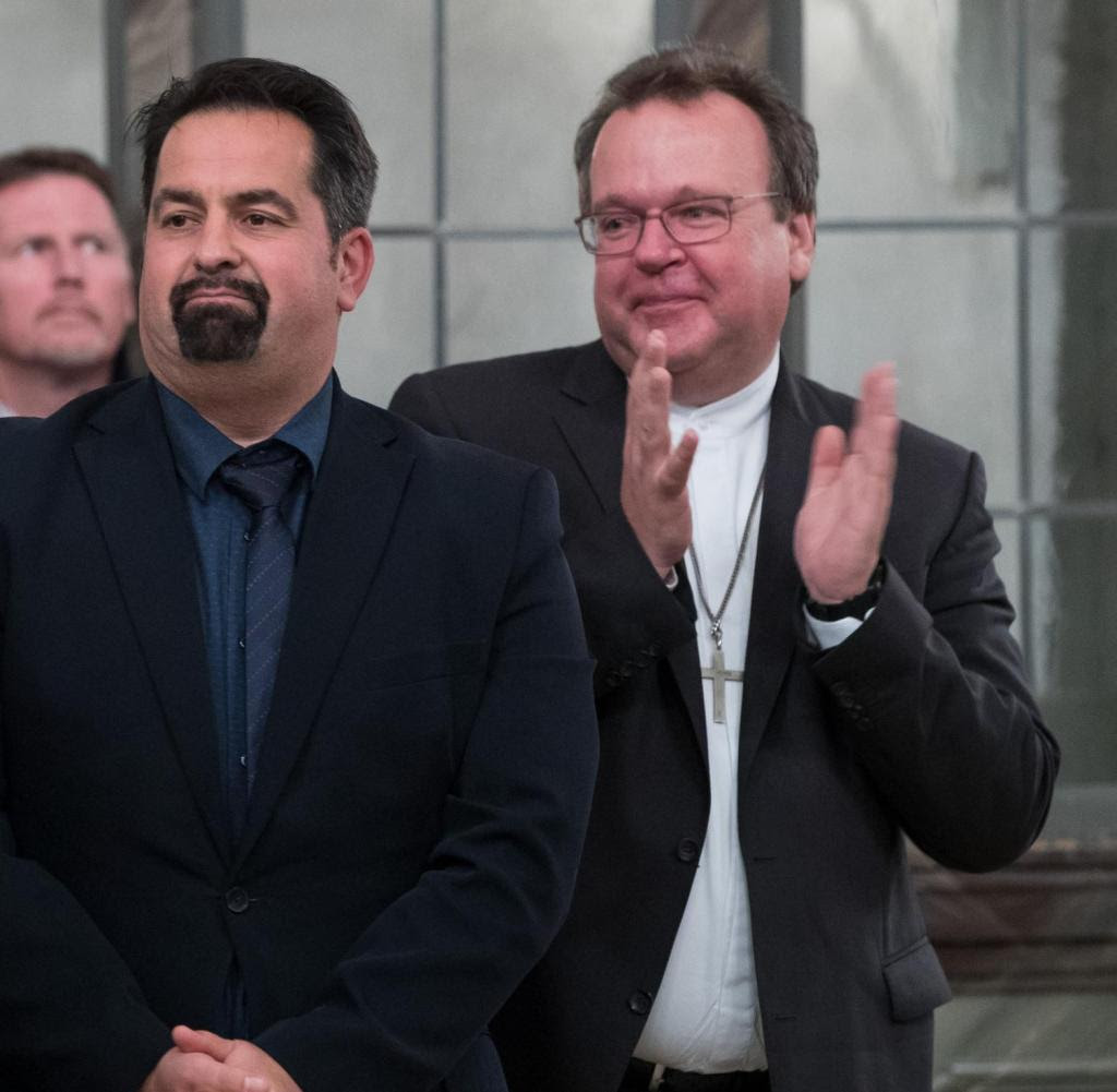 Applaus von Dekan Jörg Breu (rechts) und Regionalbischof Stefan Ark Nitsche (links) für den Vorsitzenden des Zentralrats der Muslime in Deutschland
