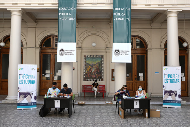 Se reanudó la entrega de tablets y notebooks para estudiantes de la UNLP