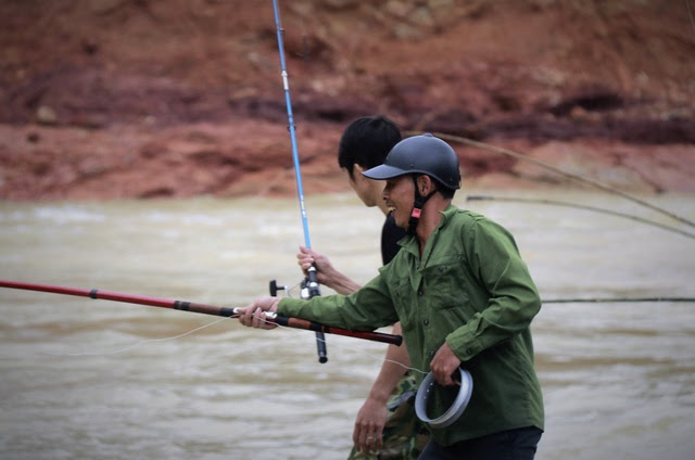 Hà Tĩnh: Hàng trăm người săn cá dưới chân tràn hồ Kẻ Gỗ - 9